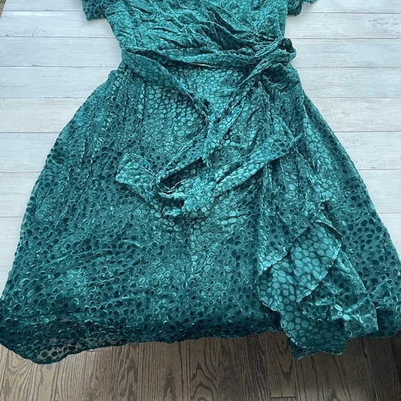 DKNY
Women's Flutter Sleeve Waist burn out Velvet Fit and Flare Dress 12 green - Picture 4 of 5